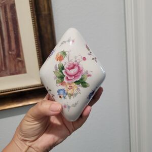 Vintage Porcelain Trinket Box With Lid. Floral Pattern & Gold Accents. Pre-Owned